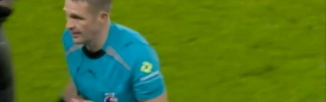 开云体育官网-人有三急😅狼队vs维拉主裁鲍森临时中断比赛离场，2分钟后返回