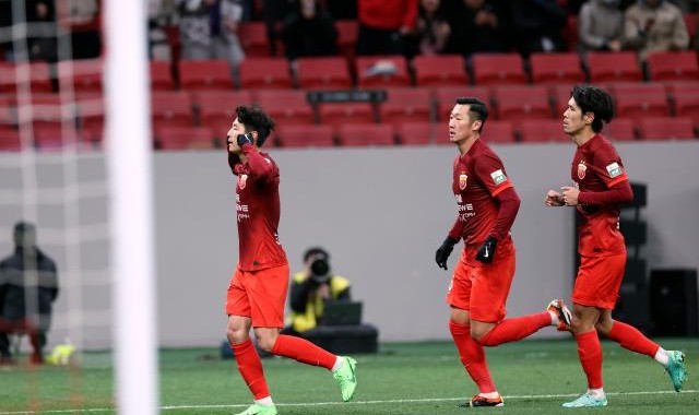 梅开二度捂耳庆祝回击质疑 武磊激情滑跪释放压力