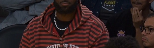 高挂免战牌！詹姆斯来到场边观战 本场因脚伤缺席