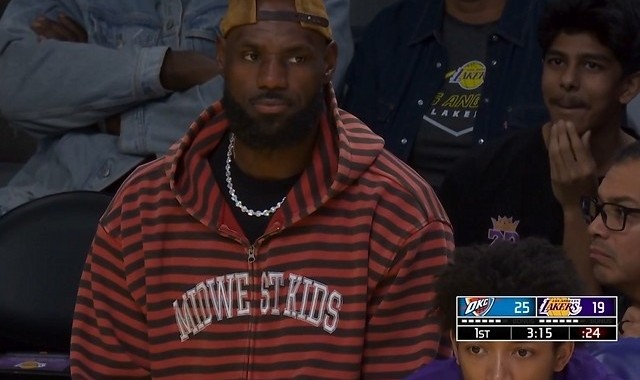 高挂免战牌！詹姆斯来到场边观战 本场因脚伤缺席