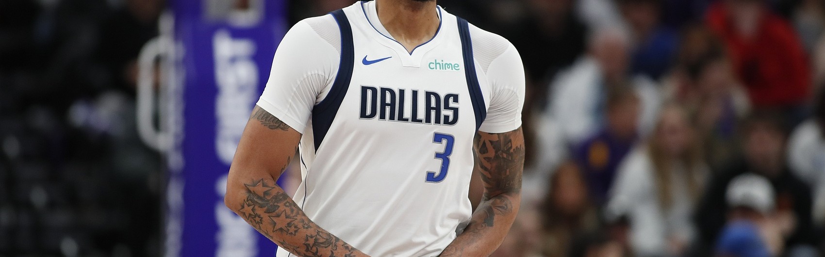 不太妙啊！记者：浓眉左手受伤 在球员通道痛苦地弯下了腰