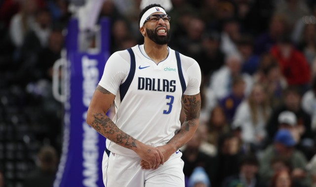 不太妙啊！记者：浓眉左手受伤 在球员通道痛苦地弯下了腰