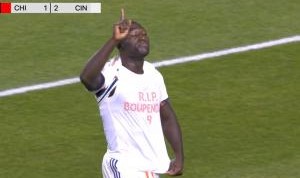 哀悼布彭扎！美职联辛辛那提前锋破门，随后展示衣服&amp;单手指天