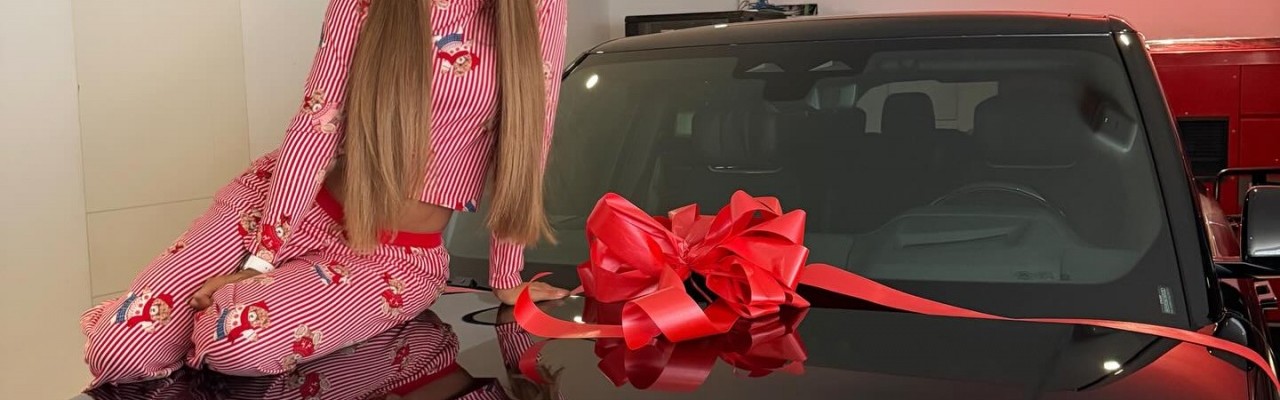 开云体育下载-宠妻！拉菲尼亚送给妻子一台路虎揽胜，在车库准备惊喜