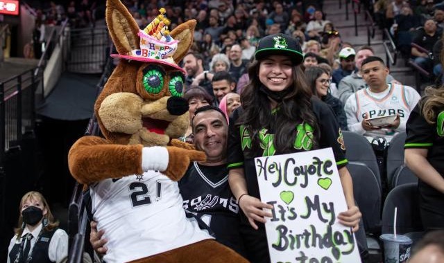 开云体育官网-【现场】小野狼生日夜不敌猛龙 波波破纪录仍需等待